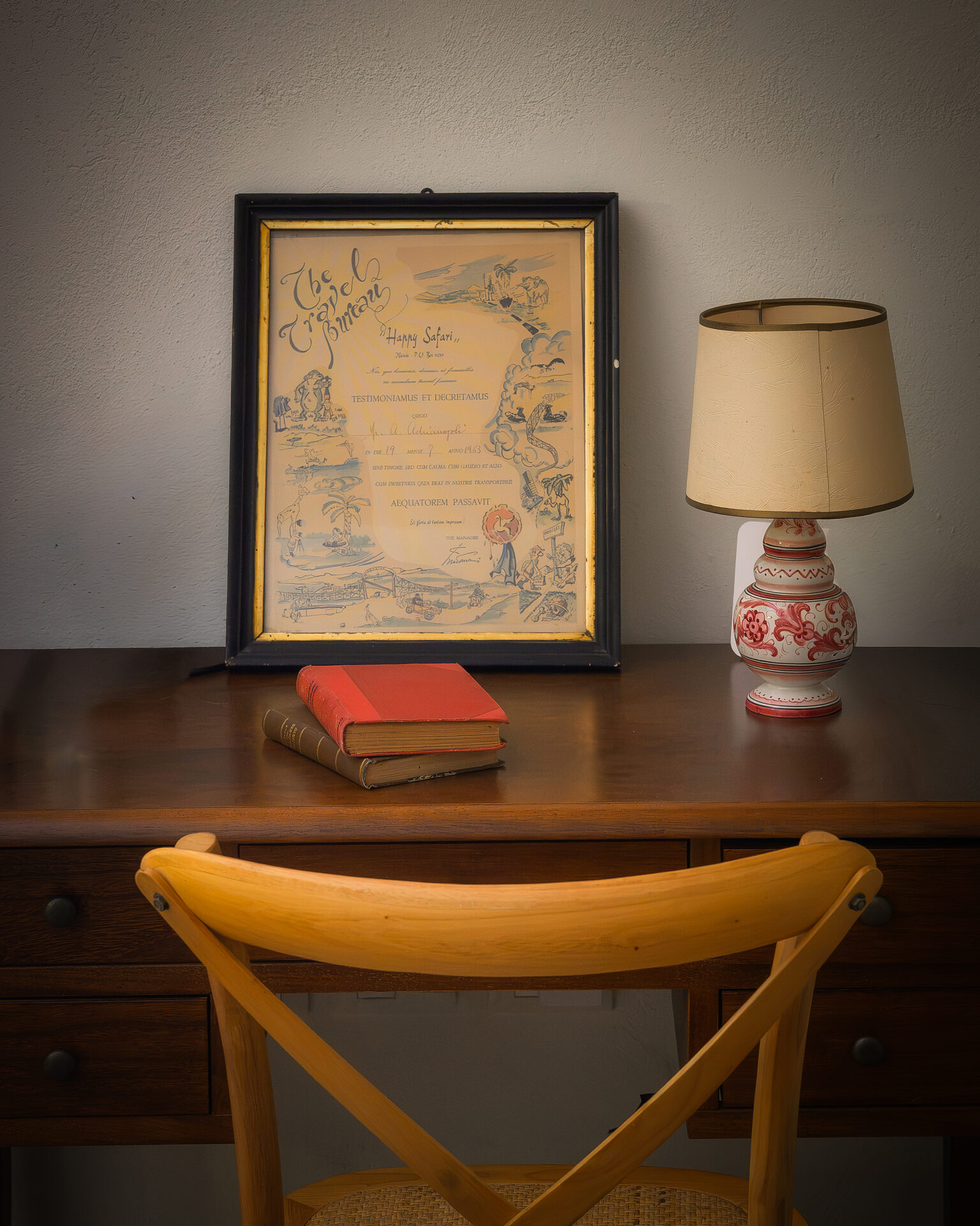 Il Salotto – scrivania vintage con libri e lampada ceramica