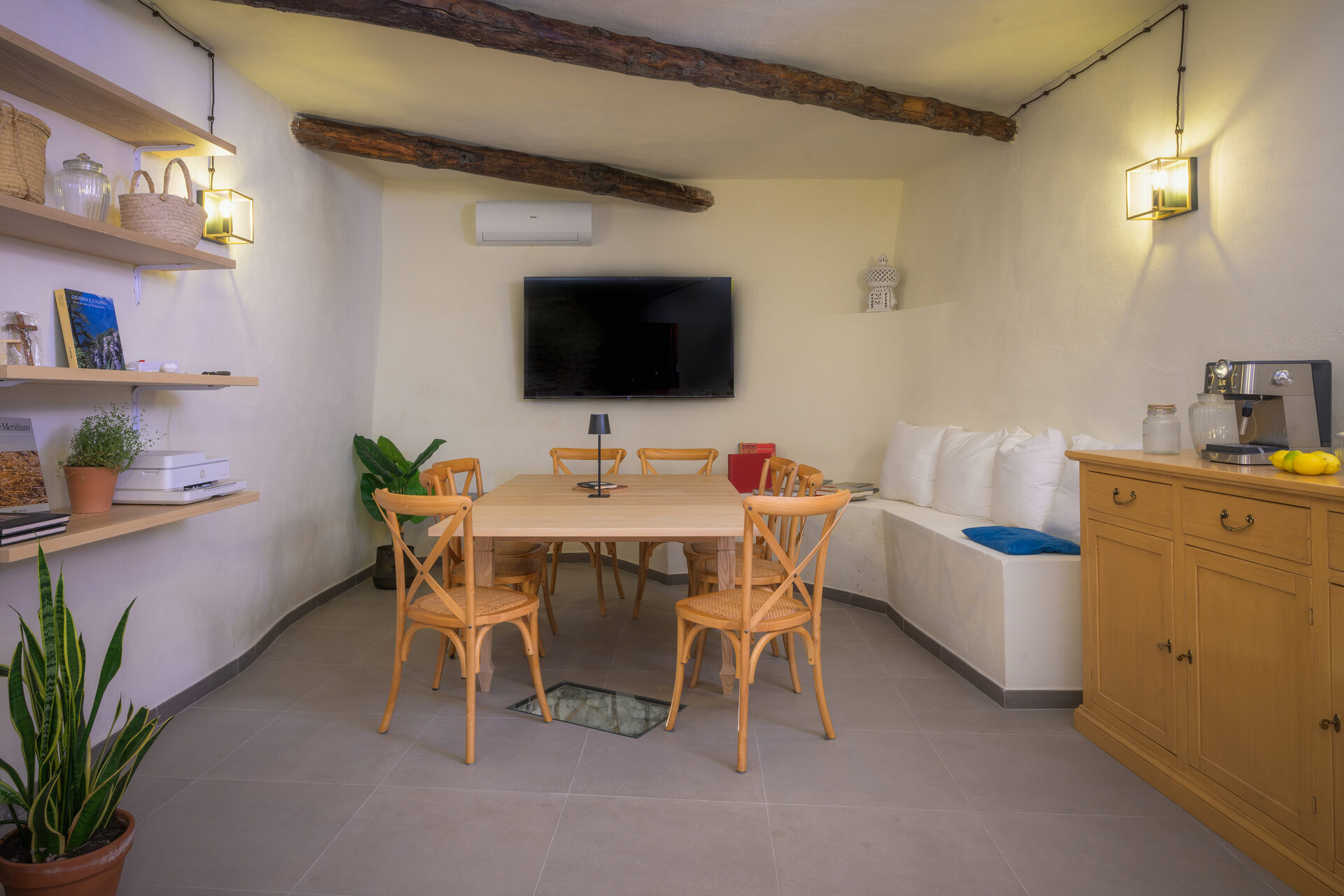 Il Salotto – tavolo e area TV